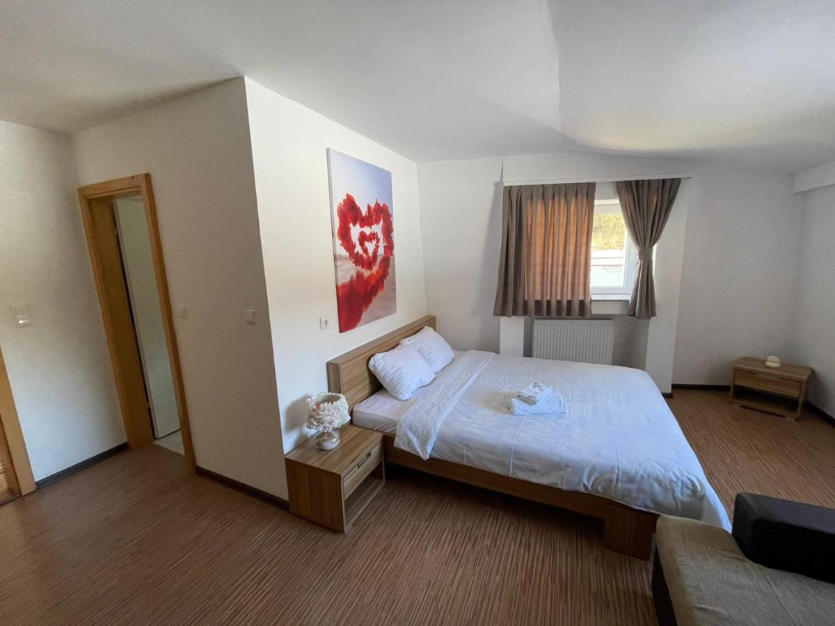 Motel "Kula" Cazin Bagian luar foto