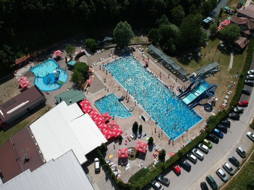 Motel "Kula" Cazin Bagian luar foto
